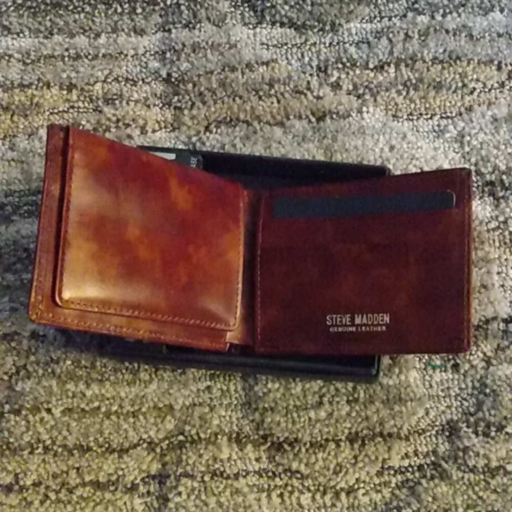 Steve Madden - Picture 2 of 4